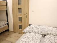 Menší ložnice manželská postel matrace 140cm + patrová postel matrace 80cm - Potůčník