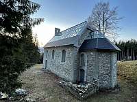 Kostel s prosklenou střechou v lese - Heřmanovice