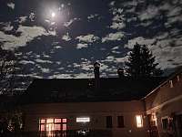 Noční pohled z dvorní části chalupy na měsíc - Petrovice