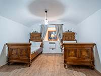 průchozí ložnice č.1 s oddělenými postelemi v přízemí - Hanušovice
