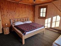 Pokoj 1 - manželská postel a samostatná postel - chata k pronájmu Heřmanovice