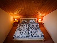 Ložnice s manželskou postelí v 1. patře - chalupa k pronájmu Velké Losiny