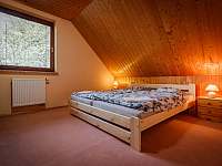 Ložnice s manželskou postelí v 1. patře - chalupa k pronajmutí Velké Losiny
