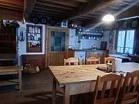 Kuchyň - hlavní místnost - chalupa ubytování Hošťálkovy - Staré Purkartice