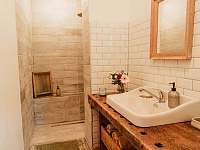spodní koupelna se sprchovým koutem - Suchá Rudná