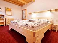 ložnice s manželskou postelí - chata ubytování Mikulovice