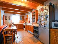Obývací pokoj s kuchyní - chata k pronájmu Roudno