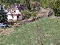 Chalupa Karlovice - pohled z horního konce pozemku - k pronájmu