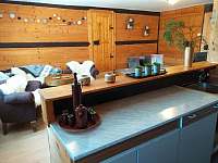 Apartmánč.2 - obývací pokoj s kuchyňským koutem - k pronajmutí Suchá Rudná