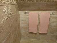 Černá Perla - stodola WC k pokoji Trpaslíkov - 