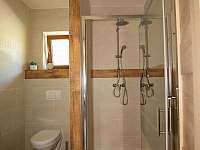 Kalimero A+B - koupelna s toaletou (každá chata má svoji) - k pronajmutí Horní Lipová