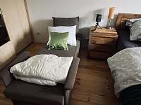 ložnice v přízemí, manželská postel a rozkládací křeslo - Loučná nad Desnou - Rejhotice