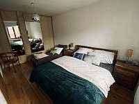 ložnice v přízemí, manželská postel a rozkládací křeslo - Loučná nad Desnou - Rejhotice
