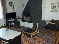 Obývací pokoj s krbem a televizí - chalupa ubytování Suchá Rudná