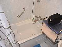 Slezskachalupa Křišťanovice, koupelna s mensi vanou + sprcha - 