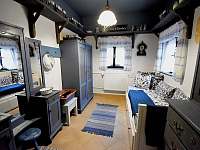 Ložnice v přízemí s rozkládací postelí - "Modrá místnost" - chalupa k pronájmu Smržovka