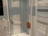 Koupelna se sprchou, toaletou a pračkou - apartmán k pronajmutí Tanvald - Šumburk nad Desnou