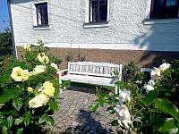 Odpočinková zóna zahrady, lavička u růží - Lázně Libverda