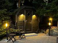 vstup do sauny je z venkovní terasy - chalupa k pronajmutí Desná