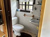 Koupelna s toaletou a sprchovým koutem - pronájem chalupy Kořenov