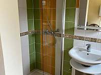 Koupelna s walk-in sprchovým koutem - chata k pronajmutí Liberec - Vesec