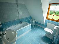 Koupelna a WC pro pokoj 4 (1. patro) - pronájem chalupy Liberec - Ostašov
