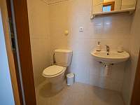 Koupelna s WC pro pokoj 1 (přízemí) - chalupa k pronajmutí Liberec - Ostašov