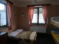 2. pokoj - manželská postel + 2x palanda
