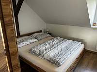 ložnice s manželskou postelí - apartmán k pronajmutí Smržovka