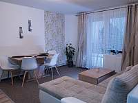 obývací místnost s jídelnou - pronájem apartmánu Smržovka