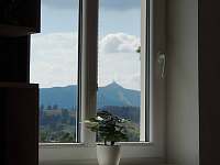 Vyhled z okna na Jested - pronájem apartmánu Jablonec nad Nisou