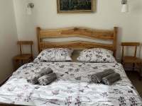 Manželská postel 200 x 180 - chalupa k pronájmu Horní Maxov