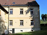 Částečný pohled na zahradu a dům zezadu - Oldřichov v Hájích
