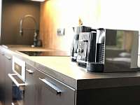 K vybavení kuchyně patří i Nespresso kávovar, toustovač a rychlovarná konev - Josefův Důl - Dolní Maxov