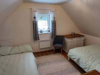 Větší ložnice postel 160 cm a rozkládací postel 160 cm - chata k pronajmutí Smržovka