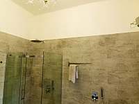 Koupelna s dvojumyvadlem, záchodem, sprchou i vanou - Liberec