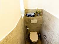 Koupelna s dvojumyvadlem, záchodem, sprchou i vanou - apartmán k pronájmu Liberec