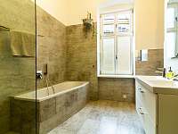 Koupelna s dvojumyvadlem, záchodem, sprchou i vanou - pronájem apartmánu Liberec