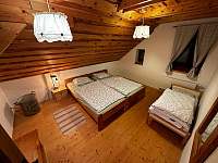 Ložnice 1. Dvě postele + jedna pro dítě - chalupa k pronajmutí Albrechtice v Jizerských horách