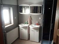 Koupelna přízemí, 2xsprch.kout + umývadla - Hejnice - Ferdinandov