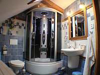 Koupelna s masážní sprchou v podkroví - Němčice