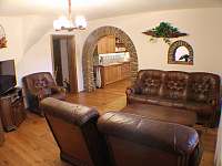 Obývací místnost v přízemí - chalupa k pronajmutí Němčice