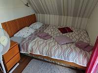 Podkroví pokoj 2 - manželská postel - chata k pronájmu Skalice