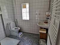 Koupelna s WC a sprchovým koutem - chalupa k pronájmu Lniště
