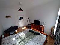Ložnice s manželskou postelí - chalupa ubytování Lniště
