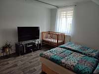 Pokoj č.3 (manželská postel, možnost dětské postýlky) - pronájem apartmánu Stříbřec