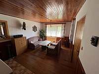 Obývací pokoj s krbem - chata ubytování Dobronice u Bechyně