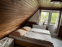 ložnice v podkroví, manželská postel - Horní Planá - Hůrka