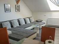 obývací pokoj s jídelnou - foto 1 - apartmán ubytování Písek - Semice
