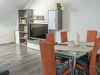 obývací pokoj s jídelnou - foto 2 - apartmán k pronájmu Písek - Semice